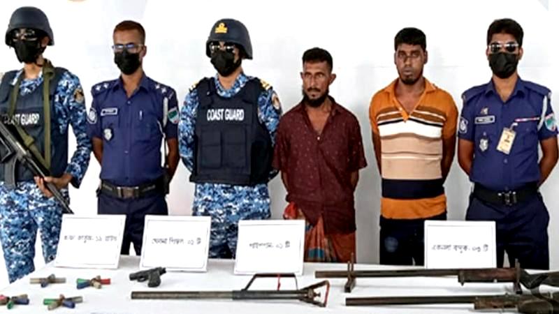 সুন্দরবনে নতুন দল গঠনের চেষ্টাকালে চাচা-ভাতিজা বাহিনীর দুই দস্যু আটক, অস্ত্র-গুলি উদ্ধার