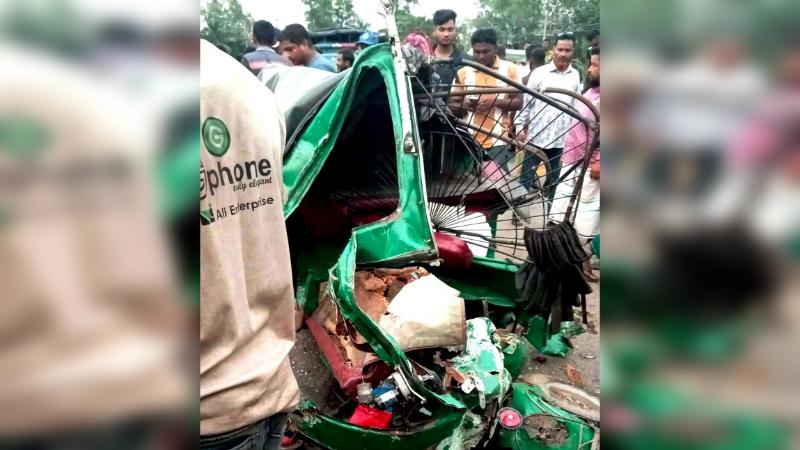 সিরাজগঞ্জের চরিয়া বাসচাপায় তিন অটোরিকশার যাত্রী নিহত, আহত ২