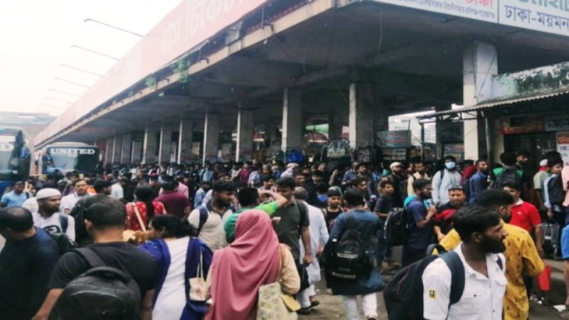 ঈদযাত্রা: রাজধানীর বাস টার্মিনালে বাড়ি ফেরা মানুষের উপচে পড়া ভিড়