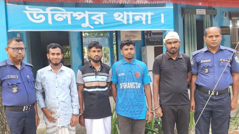 উলিপুরে মাদক সেবনে বাঁধা দেয়ায় ৪ জনকে কুপিয়ে জখম আটক-৪