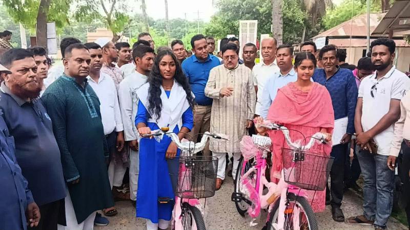 মাগুরার শ্রীপুরে হুইল চেয়ার-শিক্ষাবৃত্তির চেক ও বাইসাইকেল বিতরণ