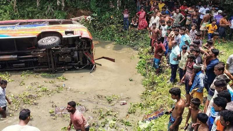 কুষ্টিয়া অর্ধশত যাত্রী নিয়ে বাস উল্টে খাদে, নিহত ৩