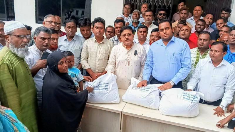 মাগুরার শ্রীপুরে ঢেউটিন -সেলাই মেশিন ও খাদ্যসামগ্রী বিতরণ করলেন এমপি মনোয়ার খান