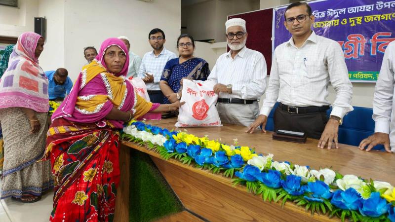 গোদাগাড়ীতে জেলা পরিষদের উদ্যোগে ৮০টি দুস্থ পরিবার পেল ঈদের সামগ্রী