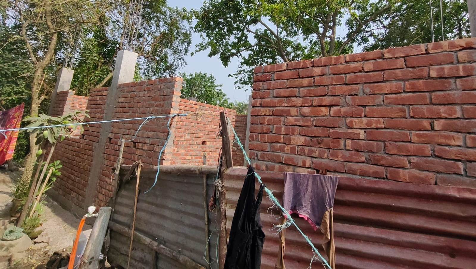 গোদাগাড়ীতে আদালতের নিষেধাজ্ঞা অমান্য করে বাড়ি নির্মাণ