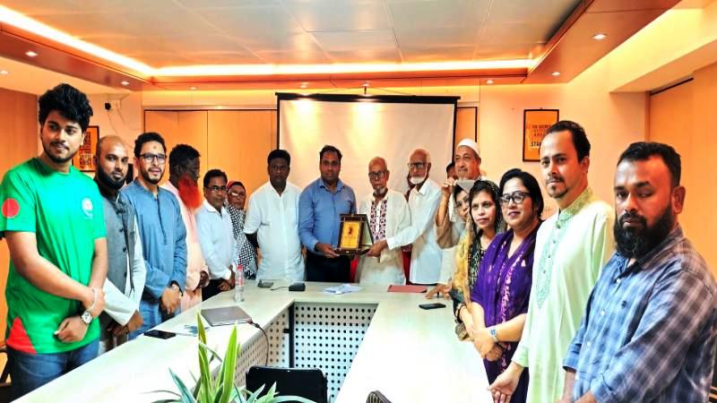 অধ্যাপক মো. ইকরামুল ওয়াদুদকে নদ-নদী ও পরিবেশ রক্ষায় অবদানের জন্য সম্মাননা প্রদান