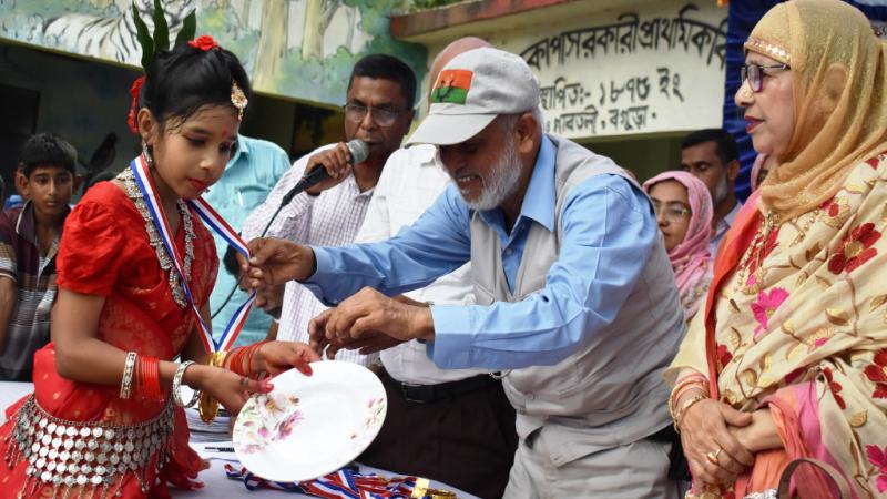 গাবতলীতে বিজয়ীদের মাঝে জাতীয় প্রাথমিক শিক্ষা পদক বিতরণ করলেন সাবেক এমপি লালু