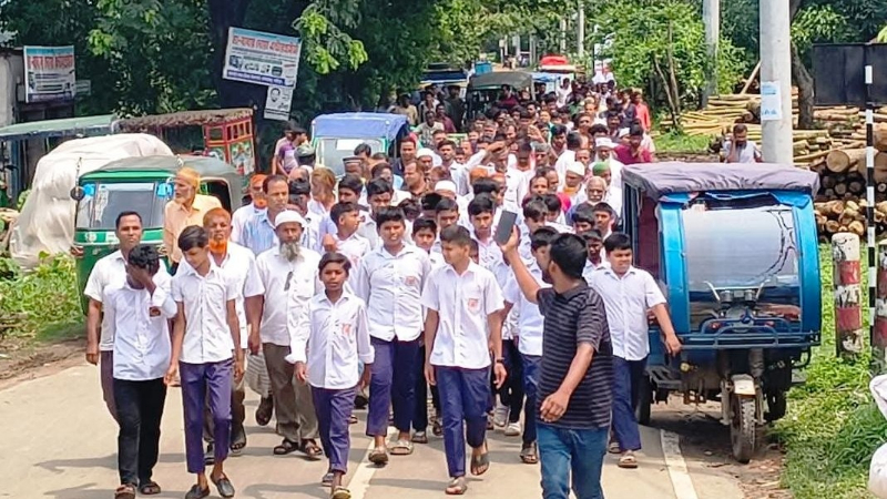 কালিয়াকৈরে বিক্ষোভ-মিছিলে উত্তপ্ত শিক্ষাঙ্গন, ব্যাহত হচ্ছে শিক্ষা ব্যবস্থা