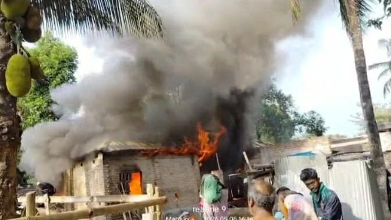 কৃষকের ঘরবাড়ির সবকিছু আগুনে পুড়ে ছাই
