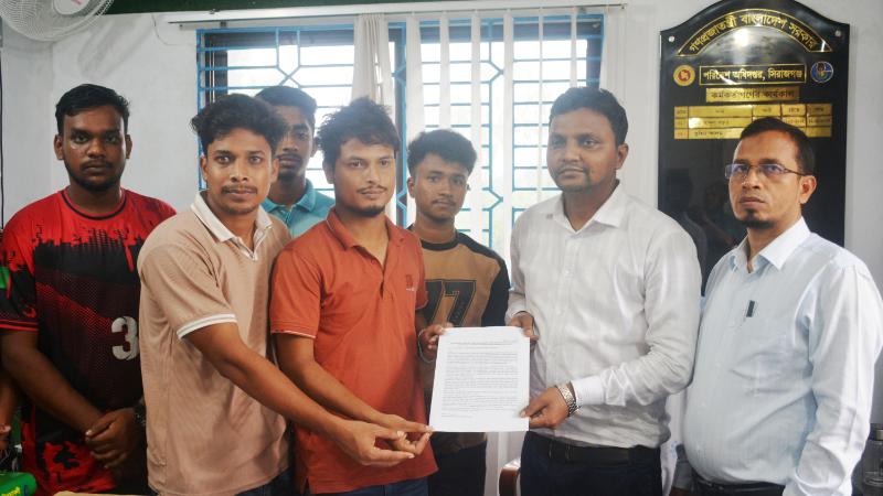 রবীন্দ্র্র বিশ্ববিদ্যালয়ের স্থায়ী ক্যাম্পাসের দাবিতে শিক্ষার্থীদের স্মারক লিপি প্রদান
