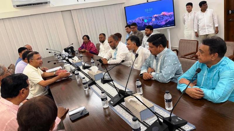 সিটি করপোরেশনের পরিচ্ছন্নতা কর্মীদের ঈদ বোনাসের চেক হস্তান্তর করলেন প্রধানমন্ত্রী