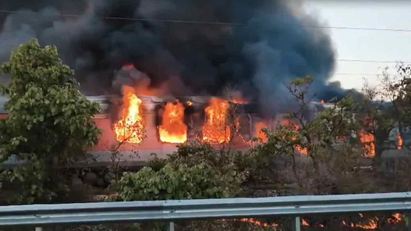 দিল্লিগামী রাজধানী এক্সপ্রেসে ভয়াবহ আগুন, ৬৮ যাত্রী উদ্ধার