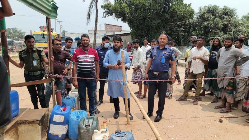পোরশায় ওজনে কম দেওয়ায় তেল পাম্পের ২০হাজার টাকা জরিমানা