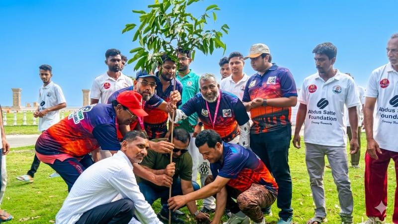 হাজী আব্দুস সাত্তার কে আরও বেশি করে গাছ লাগাতে বললেন সিরাজগঞ্জ জেলা প্রশাসক
