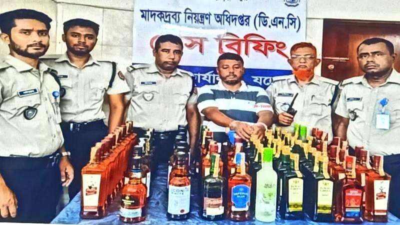 যশোরে বিদেশি মদসহ মাদকের আড়ৎদার রাজা আটক