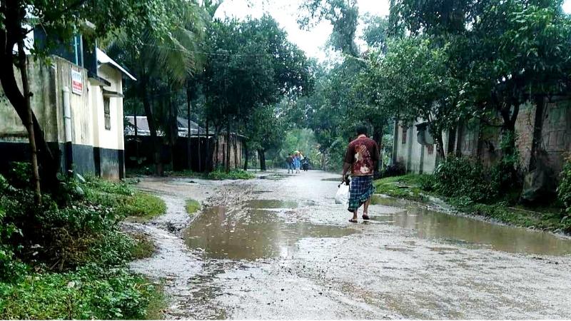 মধ্যপাড়া খনি গেট রাস্তায় জলাবদ্ধতা,বদরগঞ্জ রুটে যাত্রী চলাচলে জন দূর্ভোগ সংস্কার প্রয়োজন