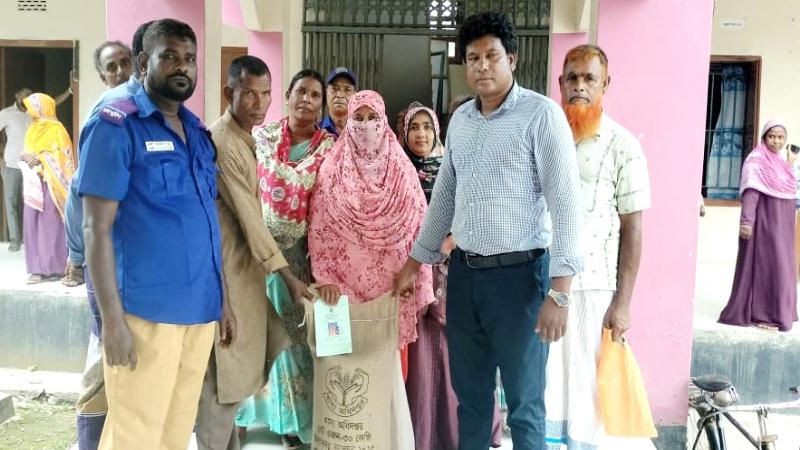 বিরামপুর উপজেলার খানপুর ইউনিয়নে ভিডাব্লিউবি কর্মসূচির চাল বিতরণ উদ্বোধন