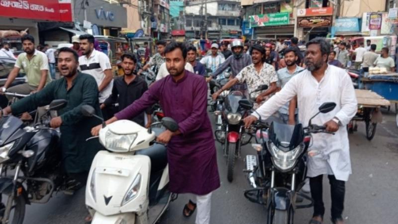 যশোরে তেলের দাম বৃদ্ধির প্রতিবাদে মোটরসাইকেল ঠেলে এনসিপির বিক্ষোভ