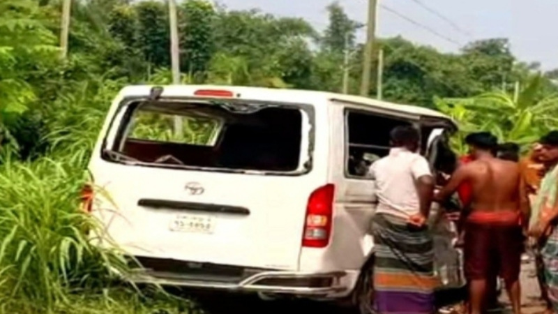 অ্যাম্বুলেন্সে স্বামীর লাশ নিয়ে নড়াইল ফেরার পথে সড়ক দুর্ঘটনায় স্ত্রীর মৃত্যু