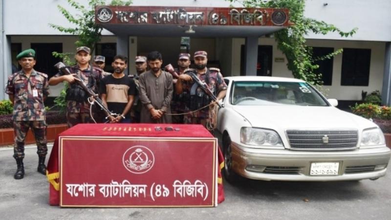 যশোরে ৭ কোটি ৬৮ লাখ টাকার স্বর্ণৈর বারসহ দুই পাচারকারী আটক