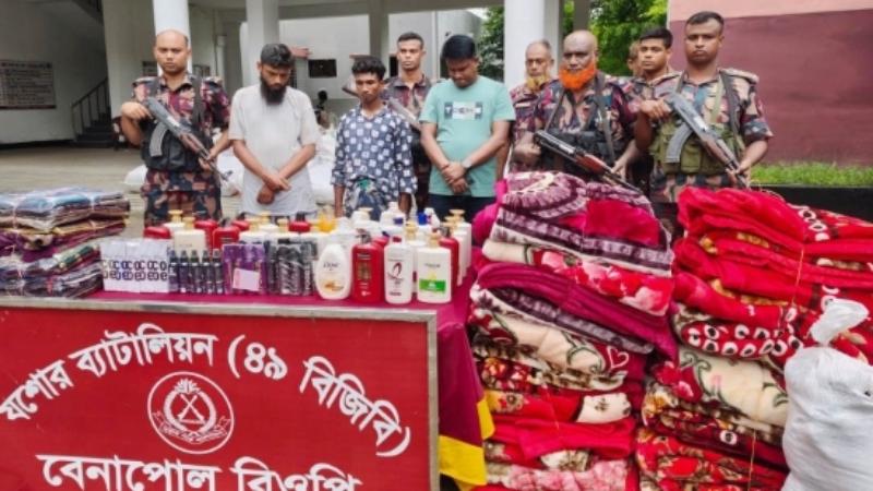 প্রধানমন্ত্রীর ত্রাণ তহবিলে পাঠানোর নামে কোটি টাকার পণ্য সহ রাজস্ব কর্মকর্তাসহ আটক-৩