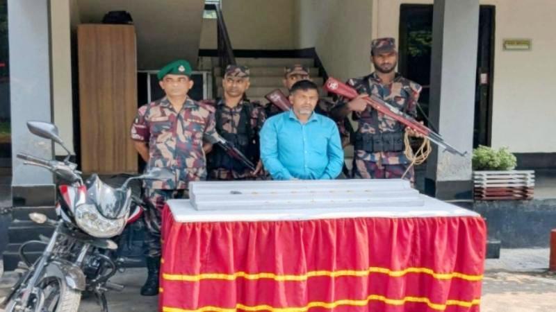 যশোর বেনাপোল মহাসড়কে বিজিবি অভিযানে দুই কোটি টাকার স্বর্ণবারসহ আটক-১