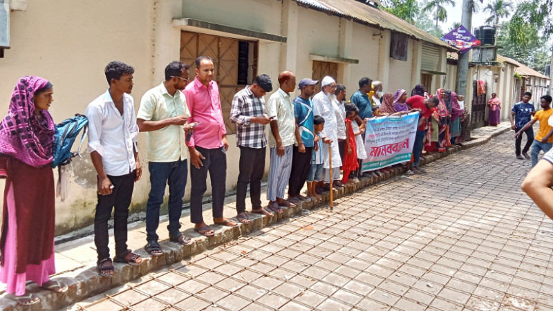 জলঢাকায় আরসিসি রাস্তার কাজে চরম অনিয়মের প্রতিবাদ করায় যুবকের ওপর হামলা, এলাকাবাসীর মানববন্ধন