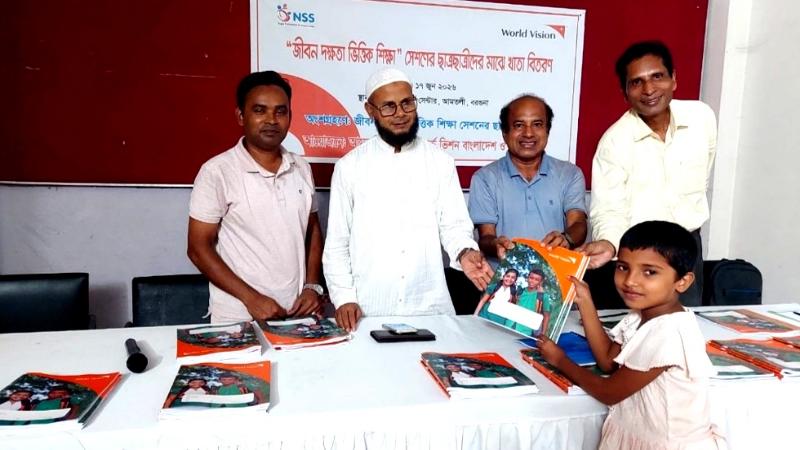 আমতলীতে জীবন দক্ষতা ভিত্তিক শিক্ষা সেশনে ১,২২০ শিক্ষার্থীর মাঝে খাতা বিতরণ