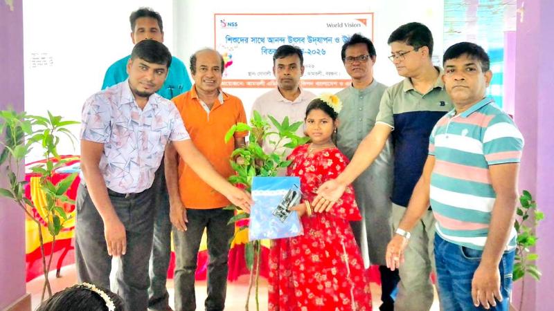 আমতলীতে ওয়ার্ল্ড ভিশনের উদ্যোগে আট হাজার ফলজ গাছের চারা বিতরণ