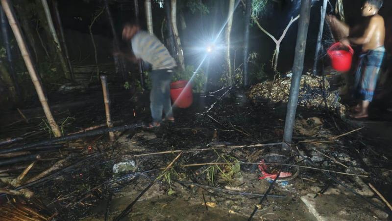 সুন্দরগঞ্জে জমির বিরোধে রাতে বিধবার গোয়ালঘরে আগুন, দগ্ধ গাভী-ছাগল