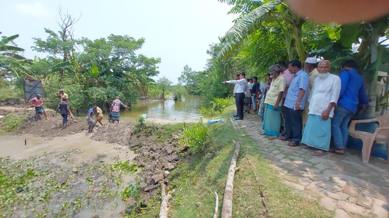 মোরেলগঞ্জে ৪ কিলোমিটারের মধ্যে একাধিক বাঁধ অপসারণ করলেন নির্বাহী ম্যাজিষ্ট্রেট