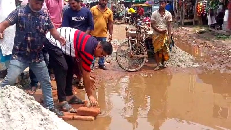 জনদুর্ভোগ কমাতে নিজস্ব অর্থায়নে মোরেলগঞ্জে রাস্তা সংস্কার করলেন বিএনপি নেতা মিলন
