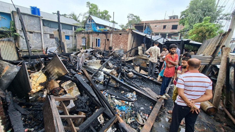 পাথরঘাটা বিদ্যুতের শর্ট সার্কিটের আগুনে পুড়ে চার দোকান ছাই