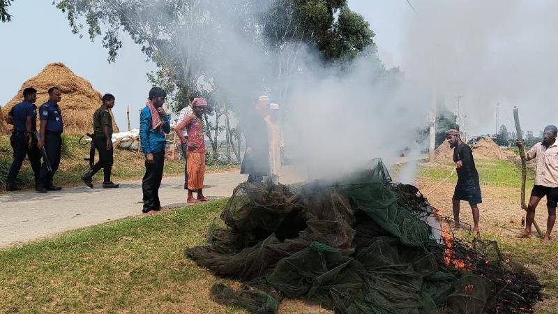 সিংড়ায় আড়াই লাখ টাকার নিষিদ্ধ চায়না দুয়ারি জাল ধ্বংস