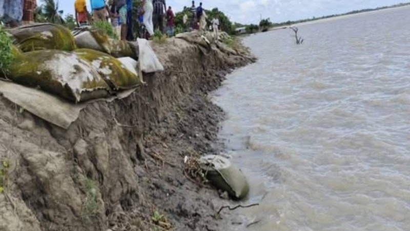 খুলনার পাইকগাছায় ভদ্রা নদীর গর্জন ১০ হাজার প্রাণ এবং একটি ঝুলন্ত বাঁধ