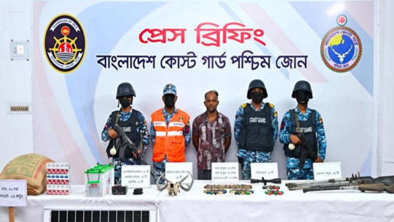 সুন্দরবনে কোস্ট গার্ডের অভিযানে অস্ত্র-গুলিসহ করিম ও শরীফ বাহিনীর ডাকাত আটক