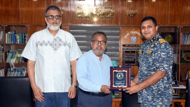 খুবি উপাচার্যের সঙ্গে নৌবাহিনীর সোলাম অধিনায়কের সৌজন্য সাক্ষাৎ