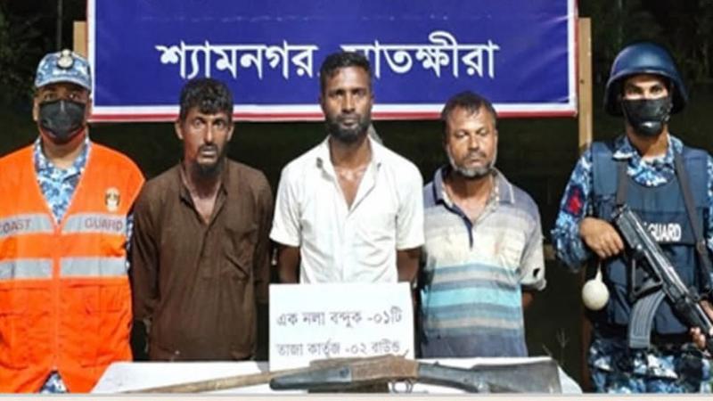 শ্যামনগরে কোস্ট গার্ডের অভিযান কুখ্যাত বনদস্যু জোনাব বাহিনীর ৩ সদস্য আটক. অস্ত্র ও গুলি উদ্ধার