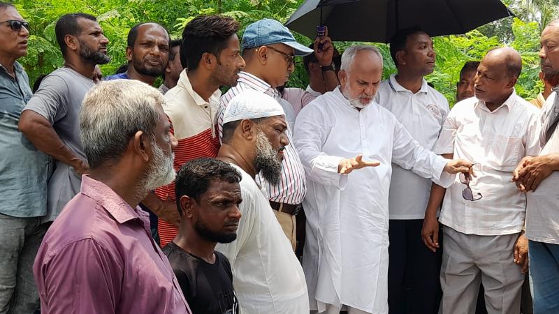 খুলনার মোক্তার হোসেন রোড ড্রেনের পানি নিষ্কাশনের জন্য পরিদর্শন করেন কে সিসির প্রশাসক
