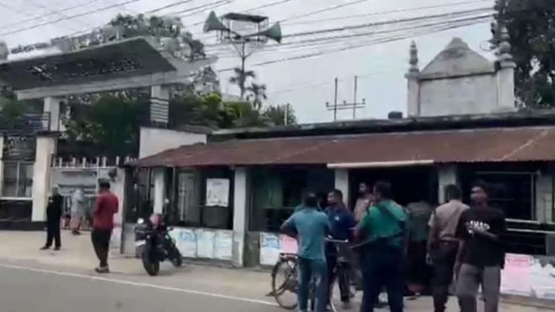 খুলনা নগরীর দৌলতপুরে ব্যবসায়িক দ্বন্দ্বে নামাজের সময় মসজিদে ঢুকে এলোপাথাড়ি গুলি ঘটনা