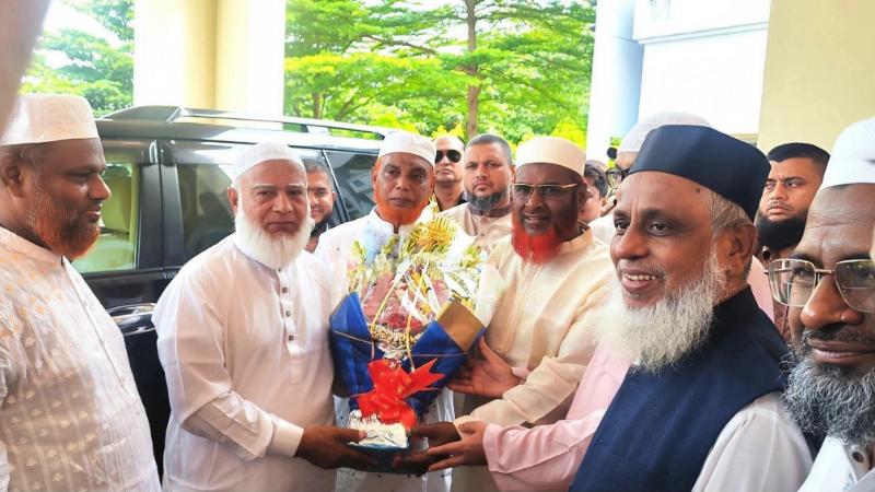 খুলনায় ১১ দলীয় ঐক্যের সমাবেশ অনুষ্ঠানে বিরোধীদলীয় নেতা ড. শফিকুল রহমান কে ফুলের শুভেচ্ছা