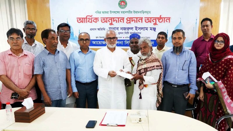 পবিত্র আশুরায় কেসিসি’র পক্ষ থেকে ইমামবাড়ি সমূহের প্রতিনিধিদের হাতে অনুদানের অর্থ তুলে দেন