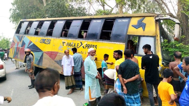 সিরাজগঞ্জের বেলকুচিতে বাসচাপায় এক নারীসহ তিন ভ্যানযাত্রি নিহত