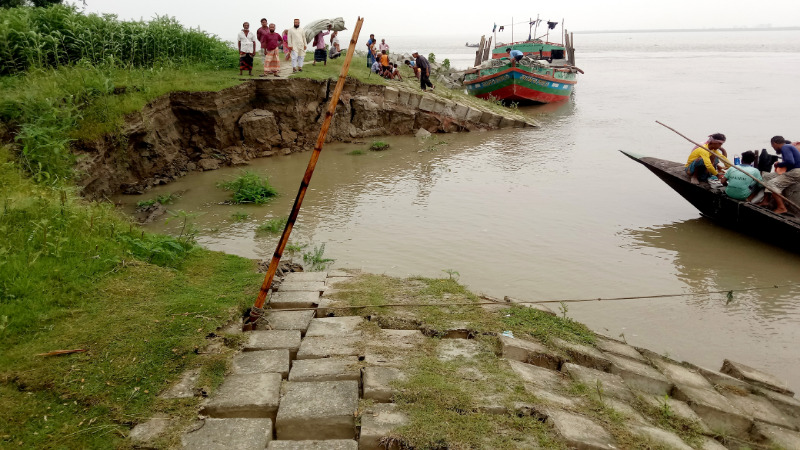 সিরাজগঞ্জ সদর উপজেলার বাহুকা গ্রামে দেখা দিয়েছে যমুনার ভাঙ্গন