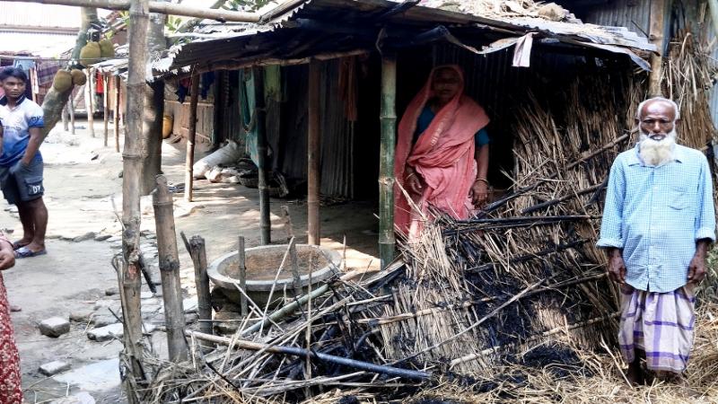 পূর্ব বিরোধের জের ধরে গাবতলীতে ইট পাটকেল নিক্ষেপ থানায় অভিযোগ দায়ের