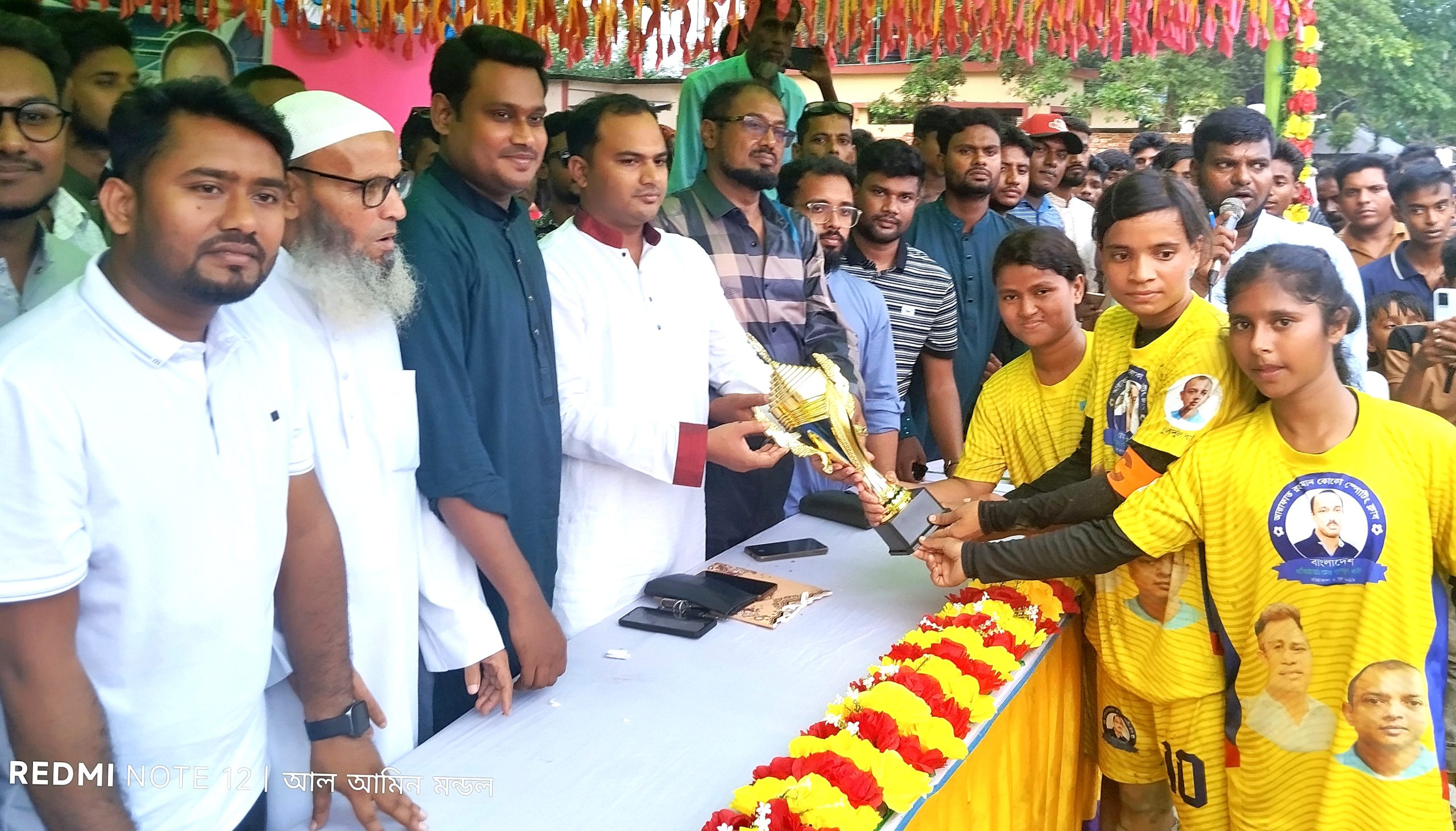 বগুড়ায় মহিলা ফুটবল প্রীতি ম্যাচে বিজয়ীদের মাঝে পুরস্কার বিতরণে পলাশ