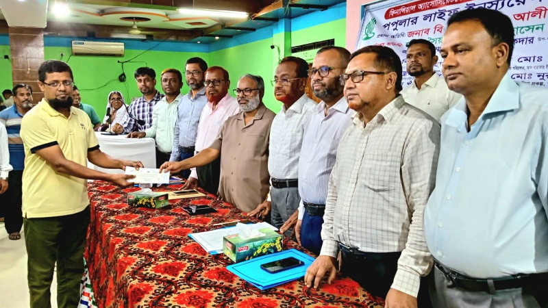 চাঁদপুরে পপুলার লাইফ ইনস্যুরেন্সের ফিনান্সিয়াল অ্যাসোসিয়েটদের প্রশিক্ষণ কর্মশালা ও বীমাদাবীর চেক হস্তান্তর