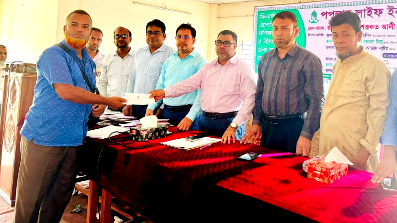 পাবনায় পপুলার লাইফ ইনস্যুরেন্সের ফিনান্সিয়াল অ্যাসোসিয়েটদের প্রশিক্ষণ কর্মশালা ও বীমাদাবীর চেক হস্তান্তর