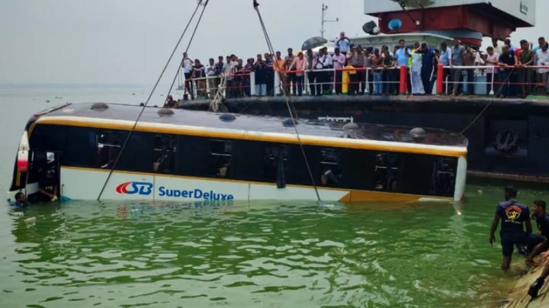 পদ্মায় ডুবে যাওয়া বাস উদ্ধার, আগেই নেমে পড়ায় যাত্রীদের প্রাণরক্ষা