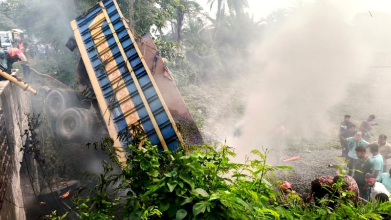 কুষ্টিয়ায় ট্রাক উল্টে ড্রাইভার হেলপার নিহত, ট্রাকে আগুন